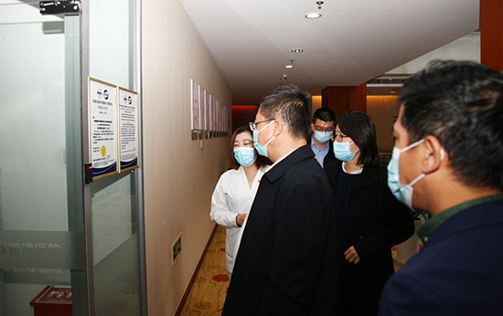 2常司長參觀醫(yī)學檢驗中心.jpg