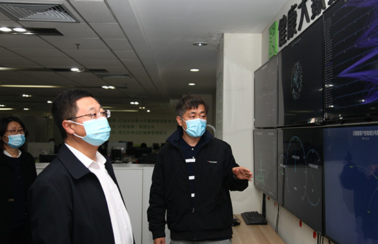 4工作人員向常司長介紹大數(shù)據(jù)運行中心.jpg